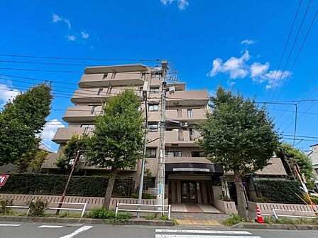閑静な街並みに溶け込む美しく穏やかな佇まい。（空の加工を生成AIで行っています）