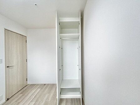 棚板の付いた収納をご用意しました。細々したモノを片付けられて便利です。