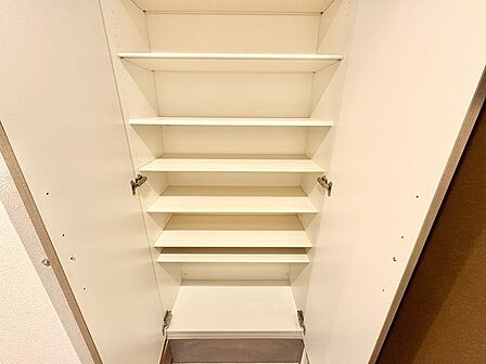 清潔感のある空間を保てるよう収納スペースを広く設けてますので、玄関をスッキリ綺麗な空間に纏めます。