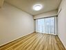 子供部屋：大きな窓からたっぷりと陽光が注がれる明るい空間。時を忘れて過ごせるお部屋。