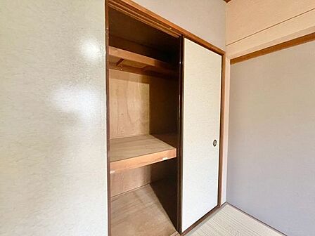 和室にもたっぷり収納できる押入れが設置されています。客用布団や普段使わない季節用品なども収納可能。