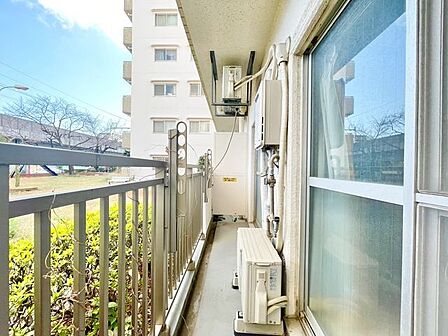 バルコニーは洗濯物を干せる広さがあり、太陽の陽射しでしっかりと乾きそうです。