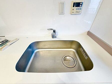 大きな調理器具や食器類もゆったり洗えるシンクです。