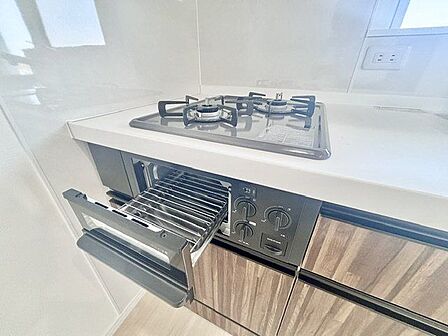 受け皿のないフラット天板でお手入れラクラク。揚げもののあたため直しにも活躍するグリル付。