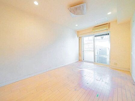 大きな窓からたっぷりと陽光が注がれる明るい空間。一日の疲れを癒してくれる洋室。時を忘れて過ごす空間。