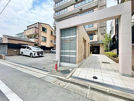 洗練された雰囲気漂う魅力的なエントランス。訪れる人を心地よく出迎えてくれます。