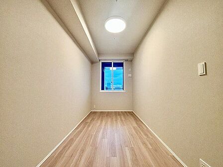ナチュラルカラーのフローリングのお部屋は、温かみを感じさせリラックスをもたらす効果があります。