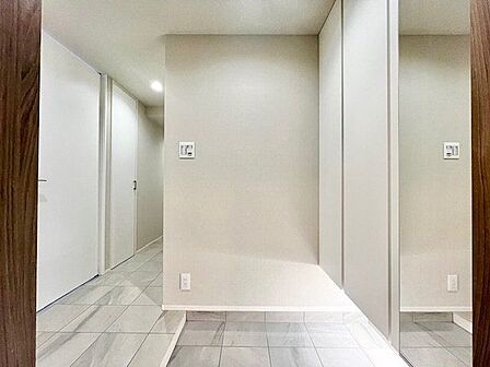 玄関はお家の顔としてすっきりとした素敵な空間に。印象のよい玄関は爽やかな住まいへの入り口です。