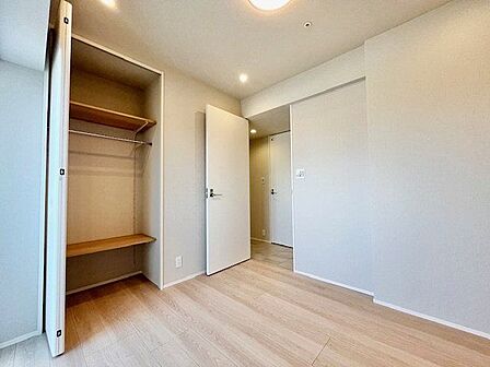 充分な収納スペースを確保。居室内に余計な家具を置く必要がないので、シンプルですっきりとした暮らし。