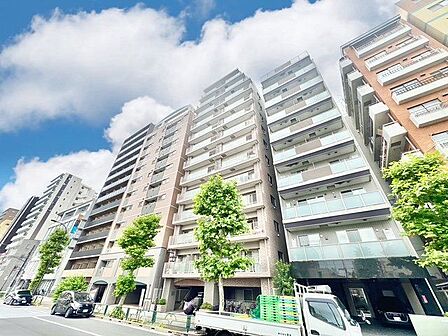 利便性&自然環境に恵まれた、まさに人生を謳歌できる邸宅。(空の加工を生成AIで行っています)