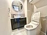 トイレ：プライベート空間として機能や内装にこだわった、優しい雰囲気のトイレはリラックス空間へ。