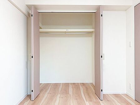 充分な収納スペースを確保。居室内に余計な家具を置く必要がないので、シンプルですっきりとした暮らし。