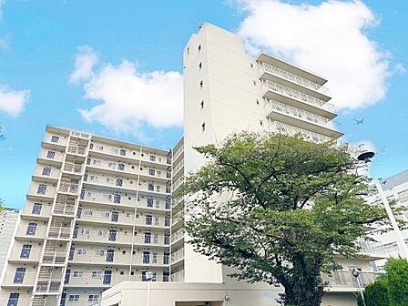 時代と共に変わりゆく街並みと、住む人の変わらない思いを融合。いつまでも誇りに思える住まいへ。(空の加工を生成AIで行っています)