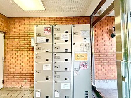 宅配ボックス完備。お仕事やお出かけで荷物が受け取れない時も大変便利です。