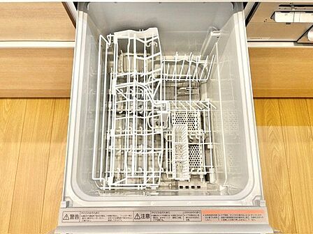ビルトイン食洗機は作業台が広く使え、見た目もスッキリ。節水や節電も充実して家事の手助けをしてくれます。