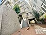 エントランス：落ち着きのある温かな風情のエントランス。