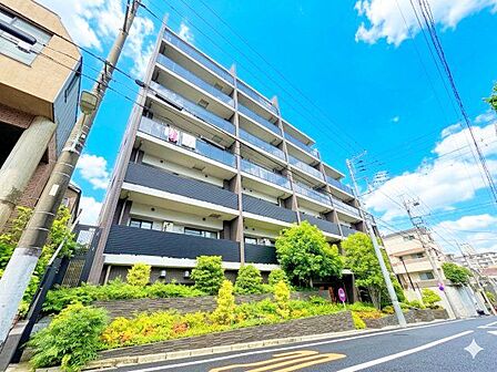 穏やかな住環境と充実の生活利便性を備えたこの地で誇りに思える住まいを実現。(空の加工を生成AIで行っています)