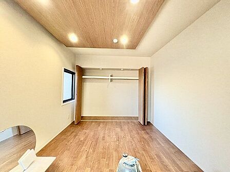 各部屋を最大限に広く使って頂ける様、全居住スペースに収納付。プライベートルームはゆったりと快適に。