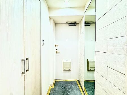 玄関ドアを開けると、リノベーションされ生まれ変わった室内がお出迎え。