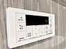 浴室：おふろの「おいだき」ができるリモコン。多彩な機能満載のリモコンは、毎日のお湯ライフをより楽しく便利に。