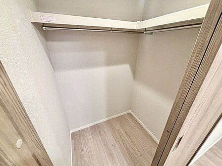大容量収納可能なウォークインクローゼットはシーズンオフの服や生活用品をたくさん収納できます。