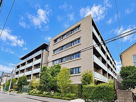 洗練されたデザインと機能性が織りなすこだわりの住空間。ゆったりとした時間をお過ごしください。（空の加工を生成AIで行っています）
