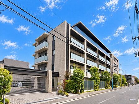 シンプルモダンでスタイリッシュな外観。落ち着きのある上質な空間へといざないます。（空の加工を生成AIで行っています）