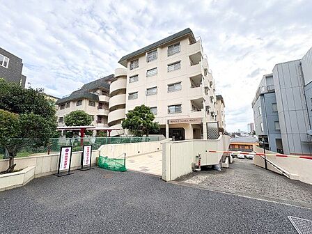 落ち着いた印象の外観。永く大切に住まわれてきた風格があります。