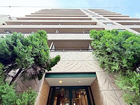 贅を尽くした重厚感ある佇まい。自分らしい暮らしが叶う住まいへ。(空の加工を生成AIで行っています)