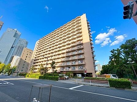 開放感豊かな景色が広がり、さわやかな暮らしが叶う住まいへ。(空の加工を生成AIで行っています)