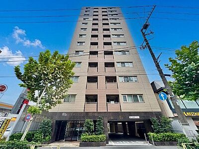 外観:穏やかな住環境と充実の生活利便性を備えたこの地で誇りに思える住まいを実現。(空の加工を生成AIで行っています) 外観:穏やかな住環境と充実の生活利便性を備えたこの地で誇りに思える住まいを実現。(空の加工を生成AIで行っています)