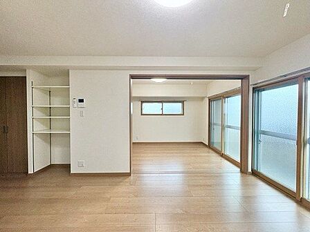 ナチュラルな木目調の床から木のぬくもりを感じられる広々としたリビングルーム。