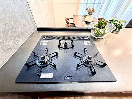 忙しいときでも一度にたくさんの料理が作れる3口コンロ。使い勝手の良さを考えました。