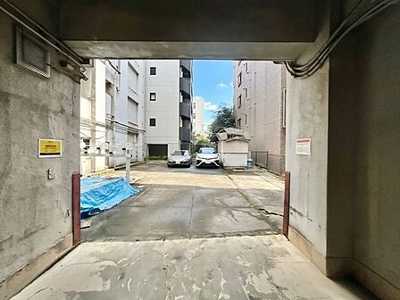 敷地内駐車場(空の加工を生成AIで行っています)