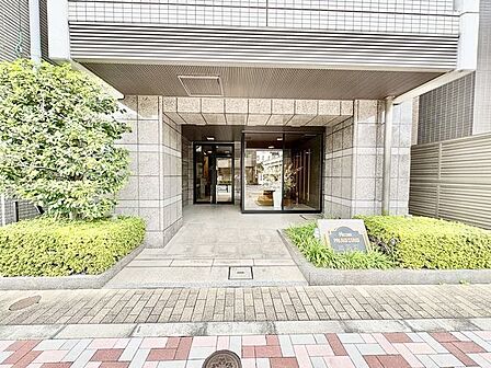 格調高いデザイン性を持つエントランスは、住む方のプライドを満たすクオリティ。