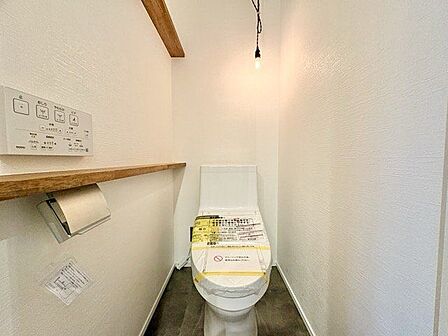 清潔感溢れるトイレ。落ち着いた空間で安らぎのひとときをお過ごしいただけます。