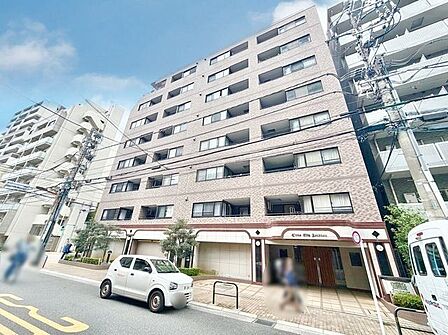 爽やかな青空の下に贅沢なほどに降り注ぐ陽光、豊かな居住性。クオリティが見事に調和した住空間。(空の加工を生成AIで行っています。)
