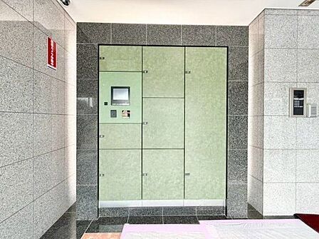 お仕事やお出かけで荷物が受け取れない時も大変便利な宅配ボックス完備。