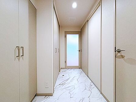 住まいの顔となる玄関は、落ち着きと華やぎの満ちた空間に。