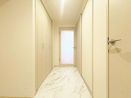 住まいの顔となる玄関は、落ち着きと華やぎの満ちた空間に。