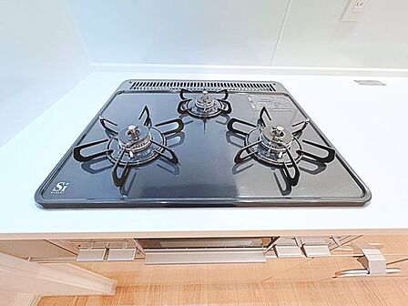 三口コンロで、お料理の効率もアップ。使い勝手の良さを考えました。フラット天板で、お手入れもラクラク。