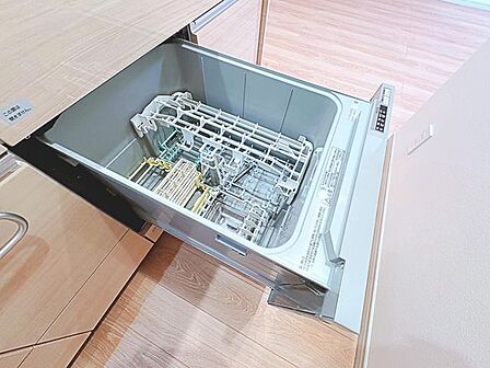 ビルトイン食洗機は作業台が広く使え、見た目もスッキリ。節水や節電も充実して家事の手助けをしてくれます