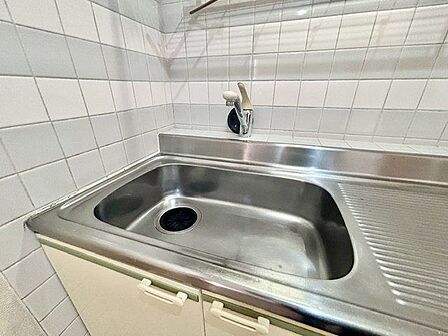 大きな調理器具や食器類もゆったり洗えるシンクです。