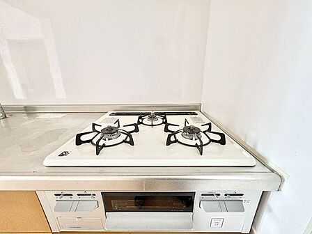 忙しいときでも一度にたくさんの料理が作れる3口コンロ。使い勝手の良さを考えました。