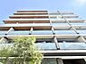 外観：美しいフォルムによって建てられた地上7階建レジデンス。最上階ならではの開放感あふれる贅沢な暮らし。
