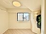 洋室：ナチュラルカラーのフローリングのお部屋は、温かみを感じさせリラックスをもたらす効果があります。