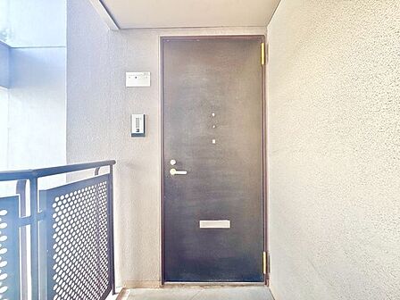 ただいまと叫びたくなるような玄関は毎日の行き帰りで使う空間。明るく迎えてくれるお部屋は嬉しいですね。