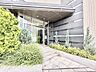 エントランス：エントランスの脇に緑を植栽してあります。緑は心理学的に人の心をリラックスさせる効果があります。