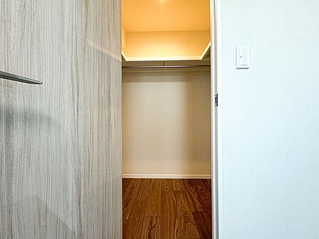 大容量収納可能なウォークインクローゼットはシーズンオフの服や普段使わない物をたくさん収納できます。