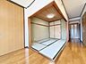 寝室：一日の疲れをいやしてくれる主寝室。時を忘れて過ごす場所として過ごせるお部屋。